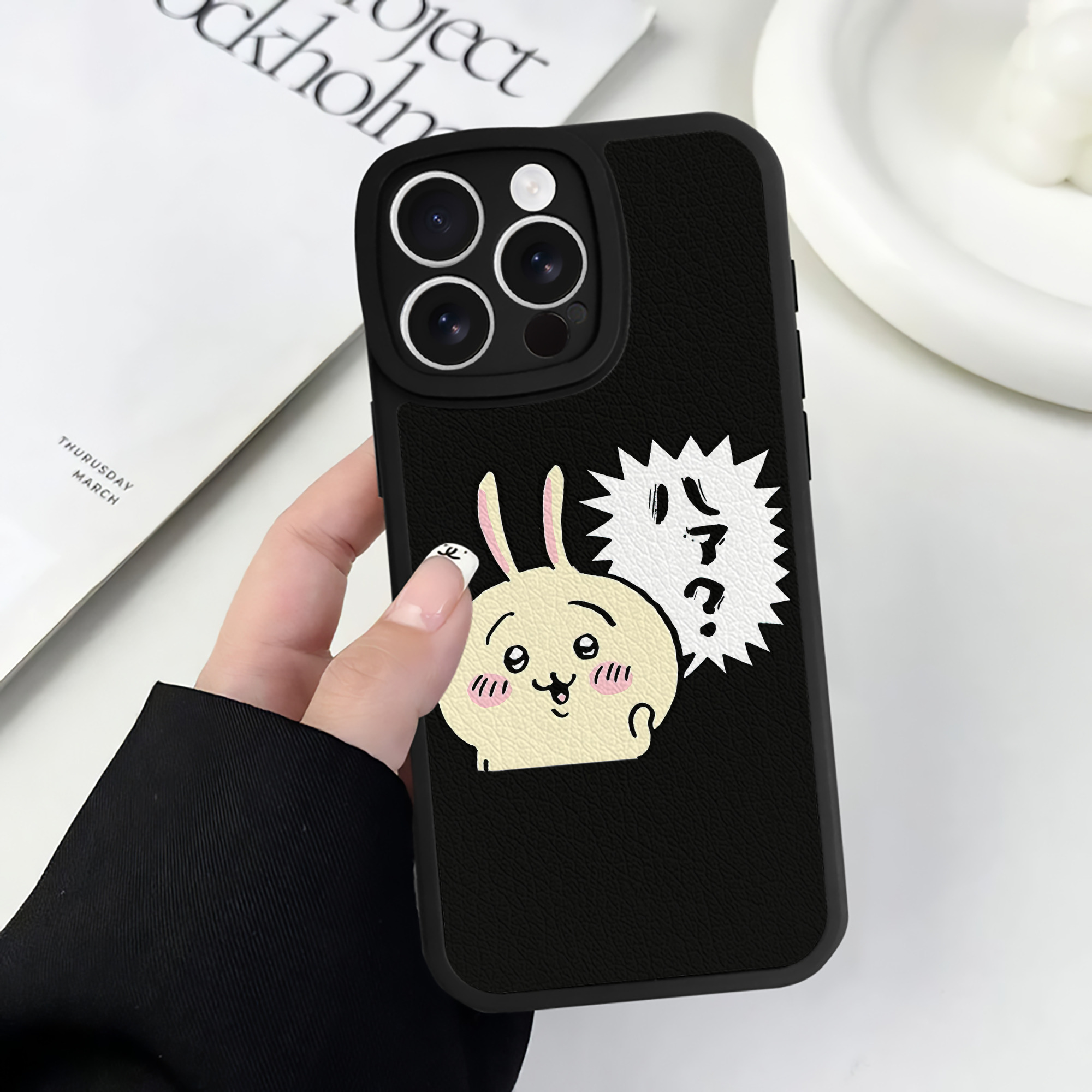（画像用） ちいかわ うさぎ Chii-kawa usagi 【iPhone 16シリーズ対応】シリコンスマホケース（レザー調） 材質：シリコン
